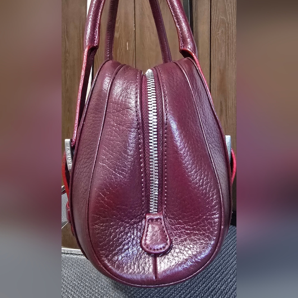 Elegant Loewe Senda Leather Handbag - Picture 10 of 15